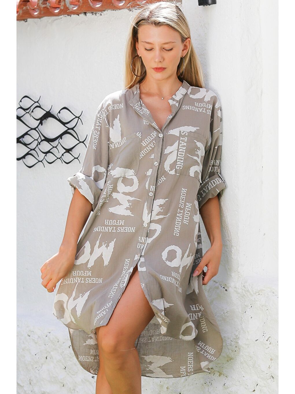 İtalyan Koyu Bej Hakim Yaka Düğmeli 3/4 Kol Düğmeli Cepli Allover Baskılı Dokuma Plaj Elbise-1