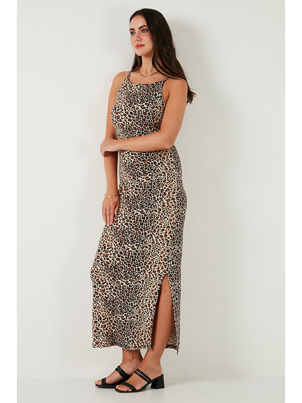 Kahverengi Slim Fit Yırtmaç Detaylı Midi Boy Kadın Elbise 5866224-1