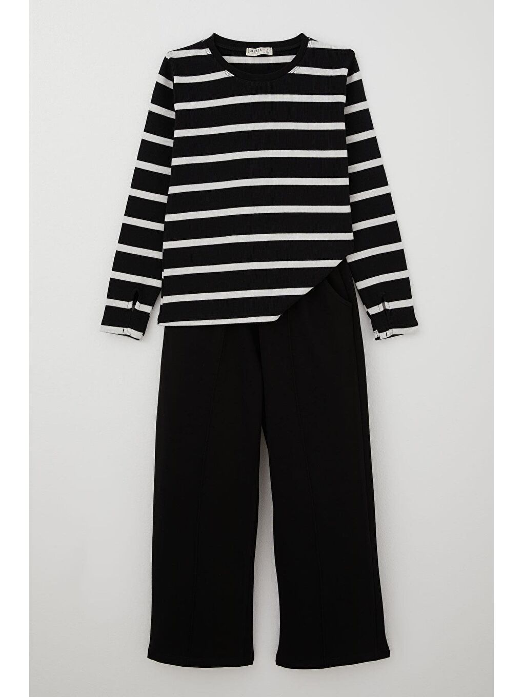 Kız Çocuk Pantolonlu Takım Parmak Geçmeli Arma Detaylı Siyah (8-14 Yaş)