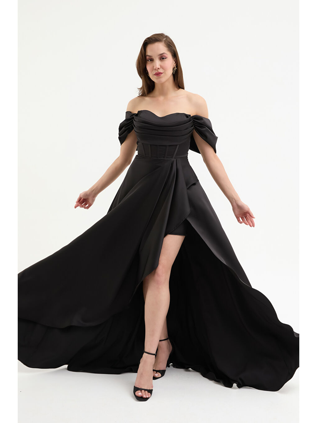 Kadın Siyah Kayık Yaka Volanlı Uzun Saten Abiye Elbise