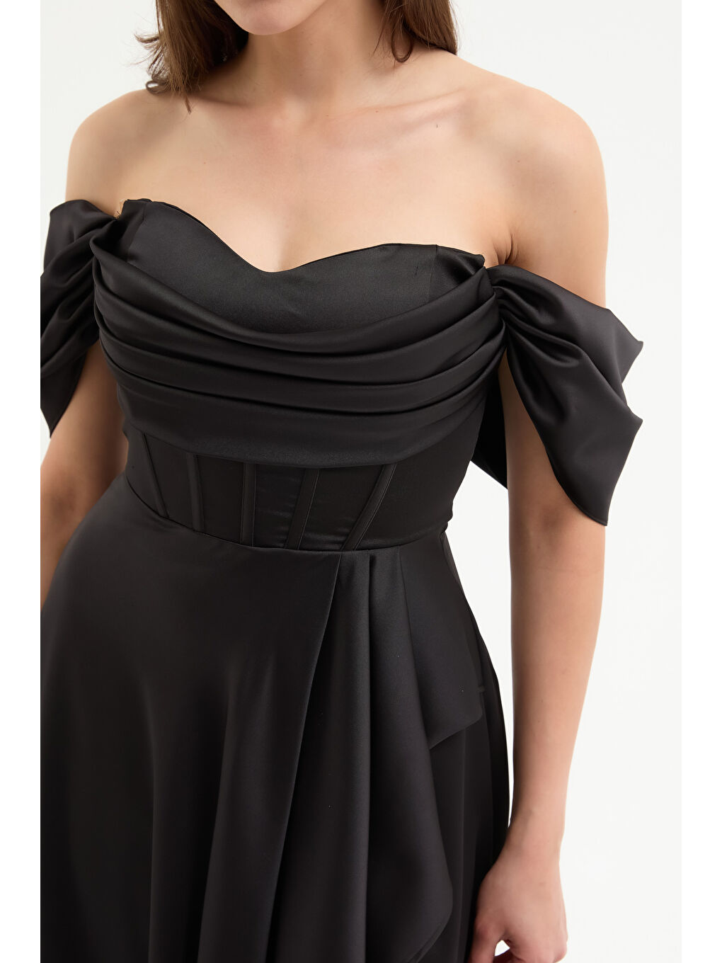 Kadın Siyah Kayık Yaka Volanlı Uzun Saten Abiye Elbise-3