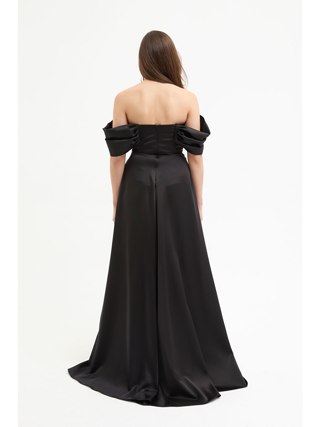 Kadın Siyah Kayık Yaka Volanlı Uzun Saten Abiye Elbise-4