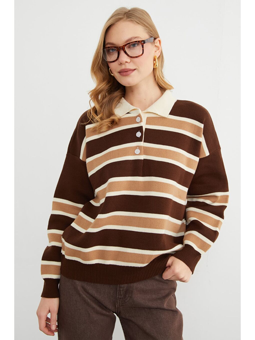 Kahverengi Çizgili Yarım Düğmeli Polo Yaka Triko Kazak