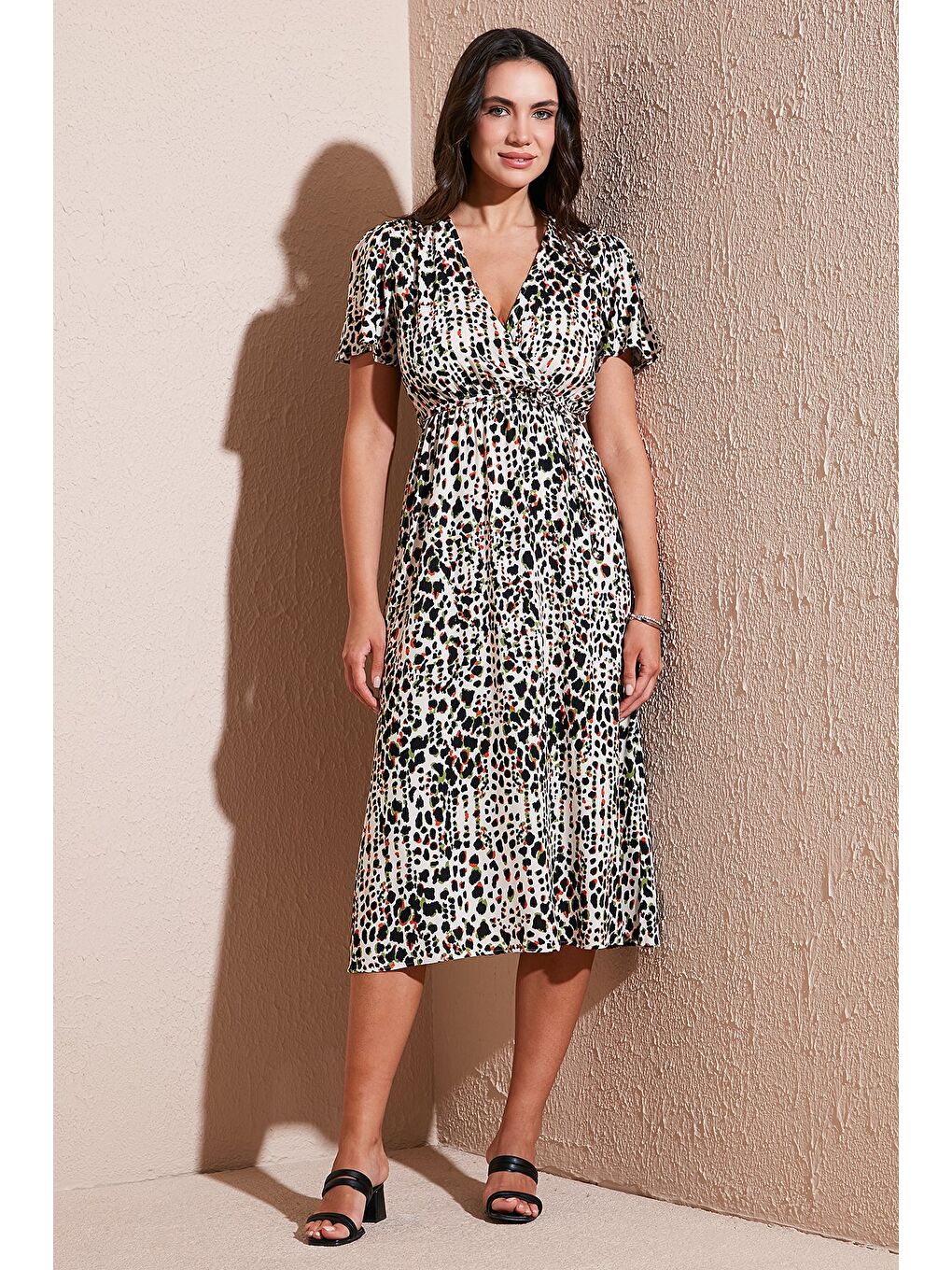 Kahverengi Standart Fit V Yaka Desenli Bağlama Detaylı Midi Boy Kadın Elbise 6788624