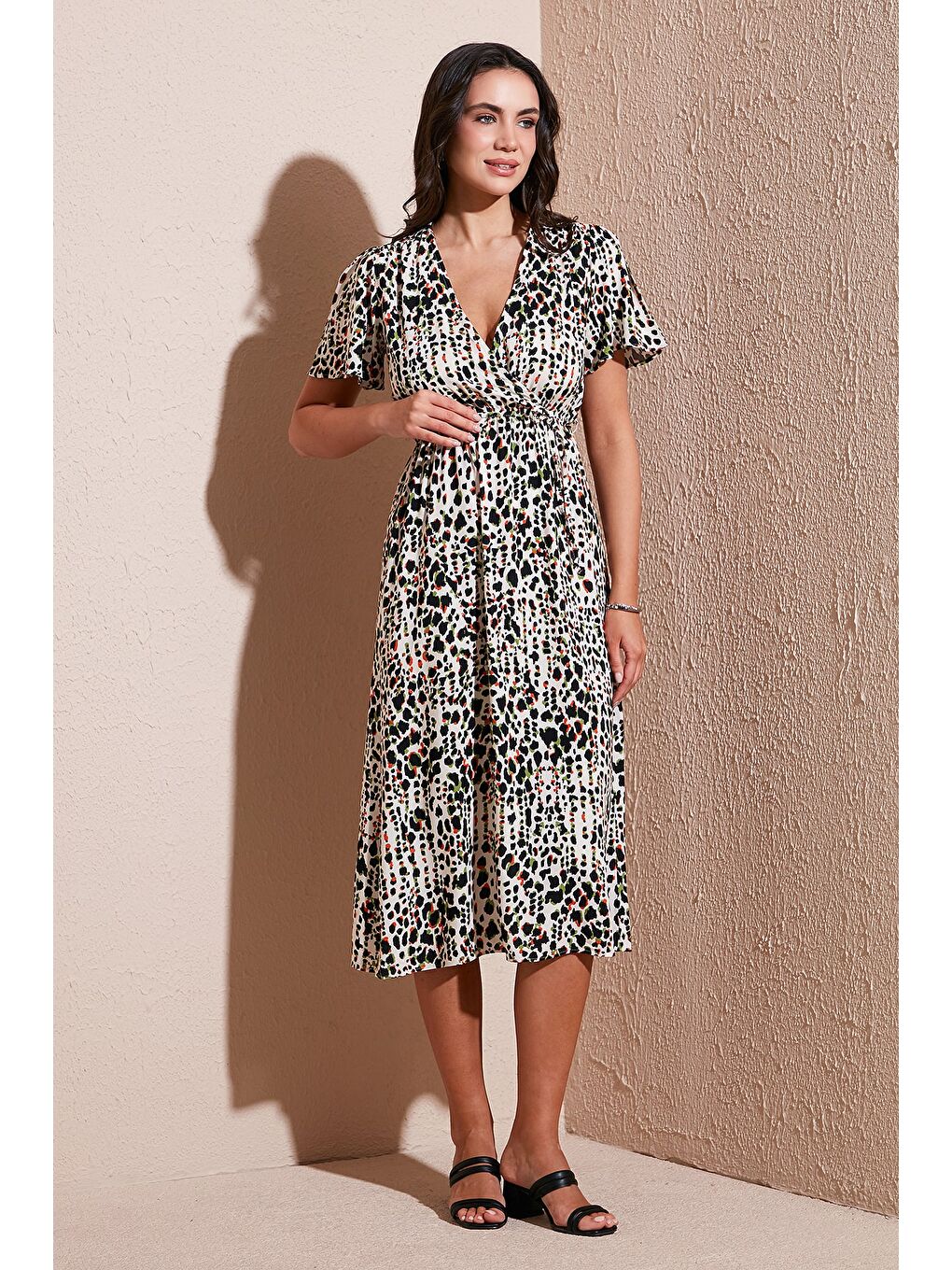 Kahverengi Standart Fit V Yaka Desenli Bağlama Detaylı Midi Boy Kadın Elbise 6788624-1