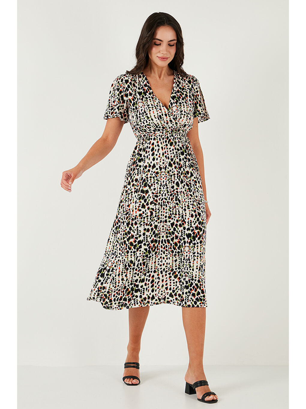 Kahverengi Standart Fit V Yaka Desenli Bağlama Detaylı Midi Boy Kadın Elbise 6788624-2