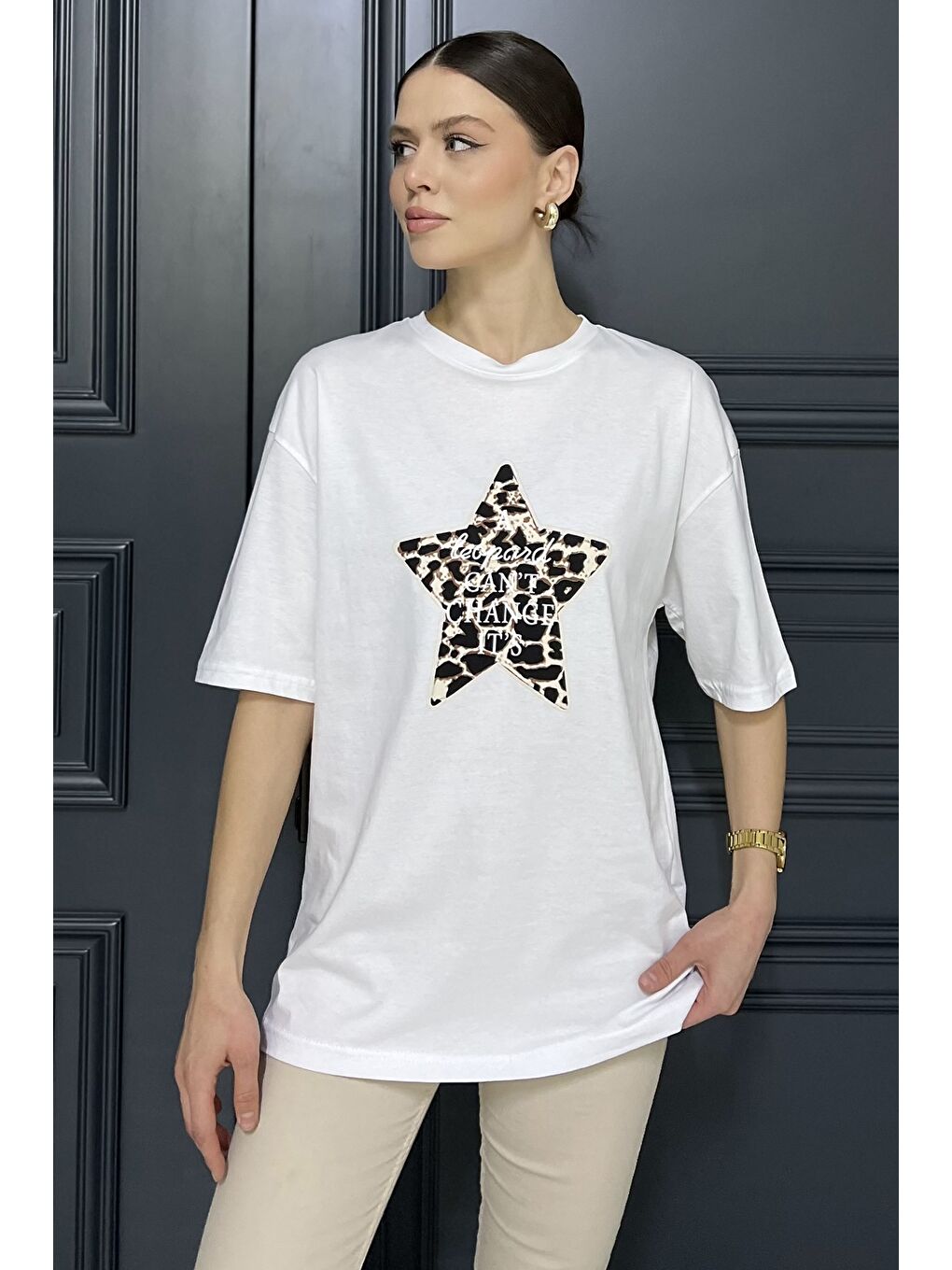 Beyaz Kadın Bisiklet Yaka Leopar Baskı Detaylı Tişört