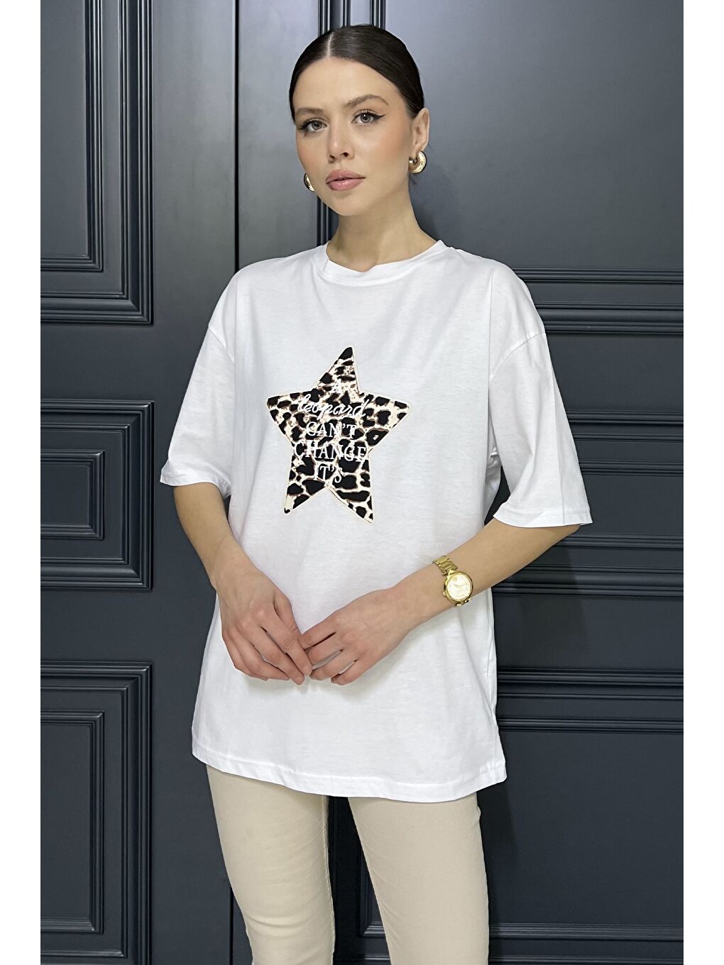 Beyaz Kadın Bisiklet Yaka Leopar Baskı Detaylı Tişört-1