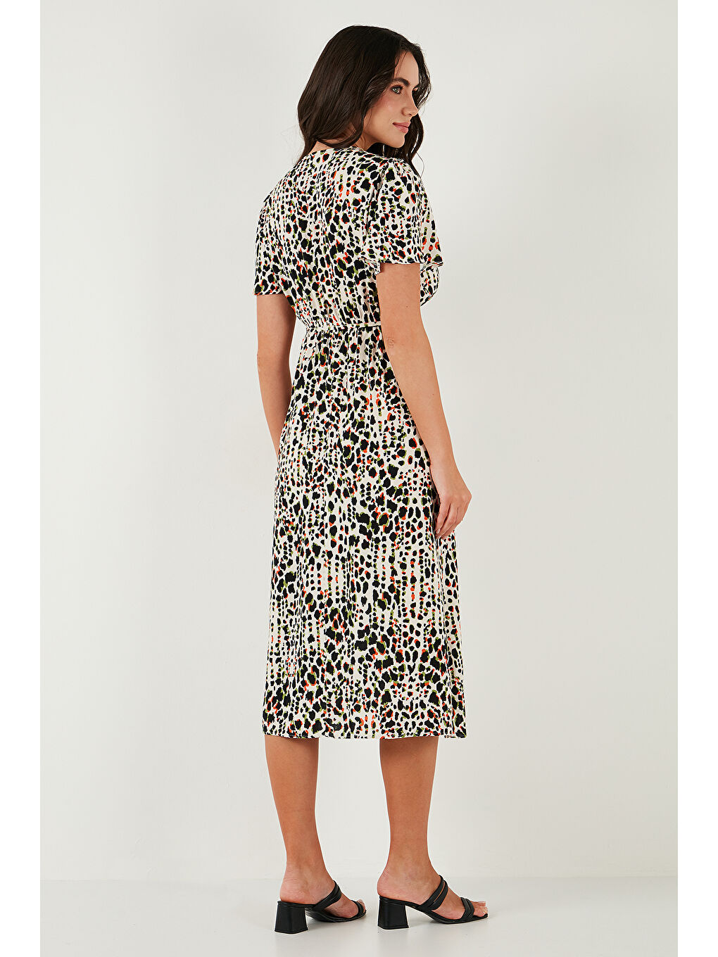 Kahverengi Standart Fit V Yaka Desenli Bağlama Detaylı Midi Boy Kadın Elbise 6788624-6