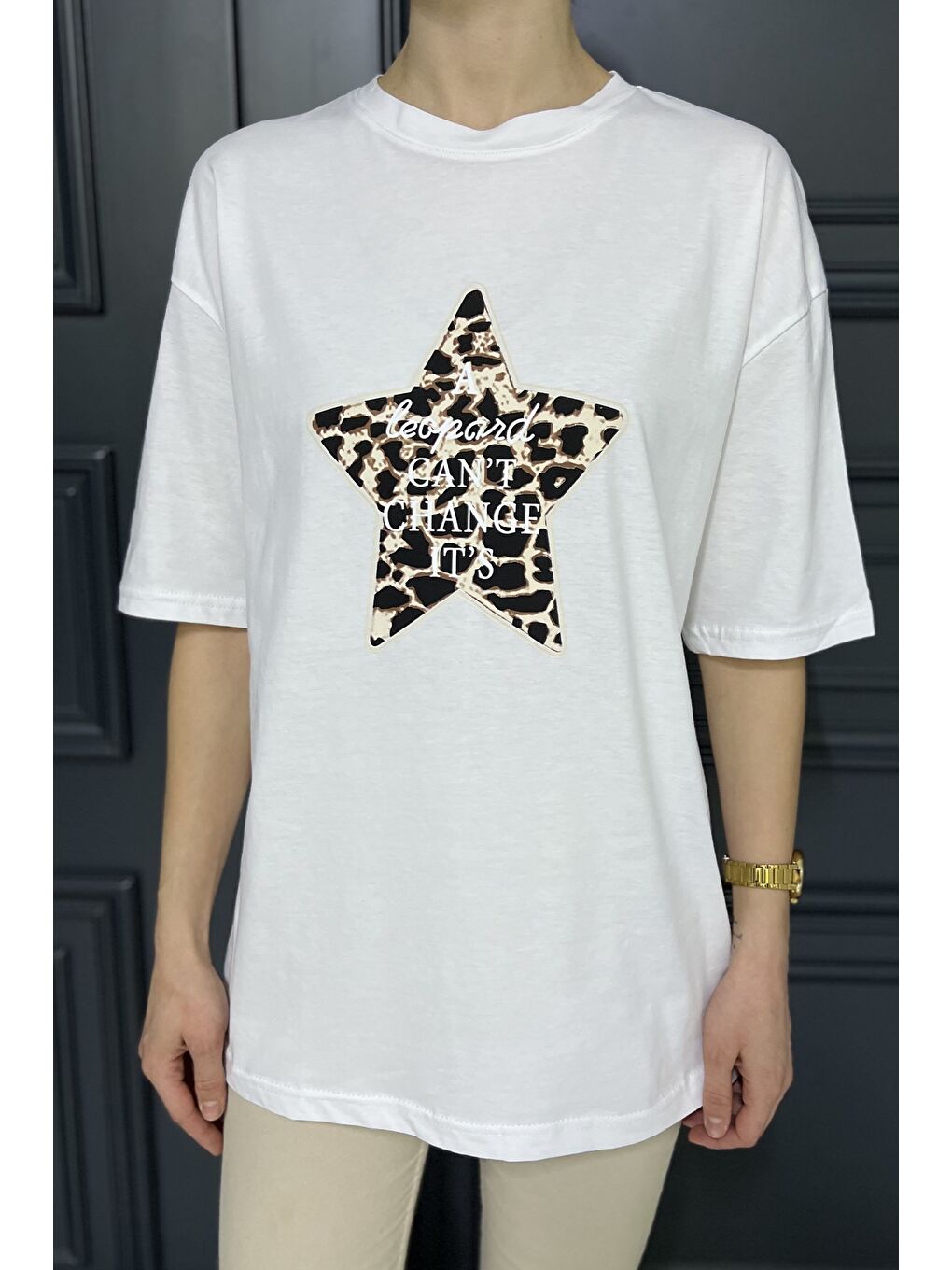 Beyaz Kadın Bisiklet Yaka Leopar Baskı Detaylı Tişört-3