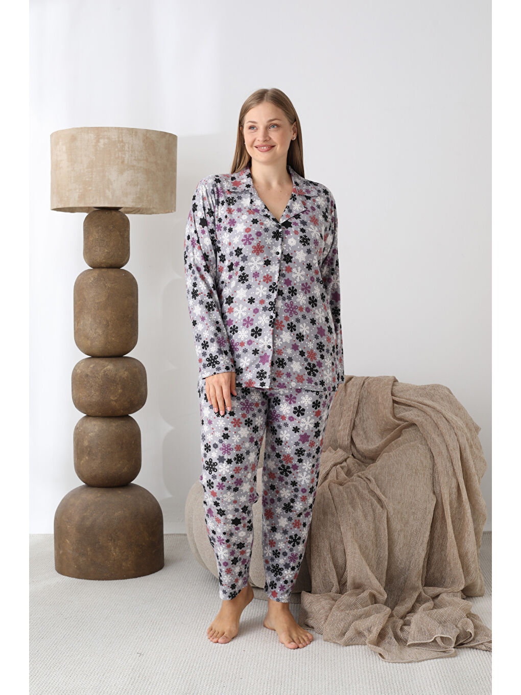 Gri Boydan Düğmeli Süet Kumaş Büyük Beden Kadın Pijama Takımı 2170