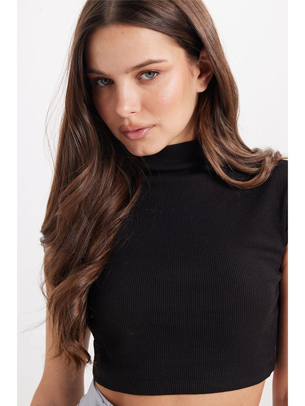 Kadın Slim Fit Dar Kesim Pamuklu Dik Yaka Sıfır Kol Siyah  Crop Bluz-2