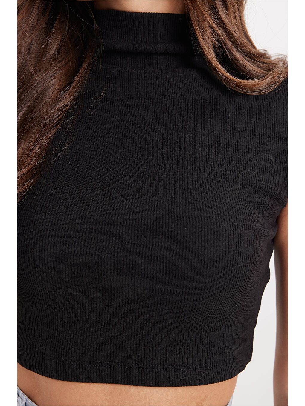 Kadın Slim Fit Dar Kesim Pamuklu Dik Yaka Sıfır Kol Siyah  Crop Bluz-3