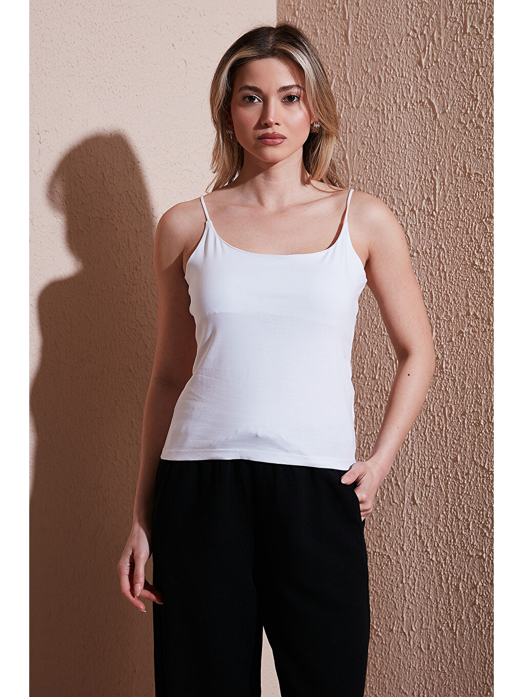 Beyaz Pamuklu Slim Fit Yuvarlak Yaka Kadın Atlet 25Y0257K1