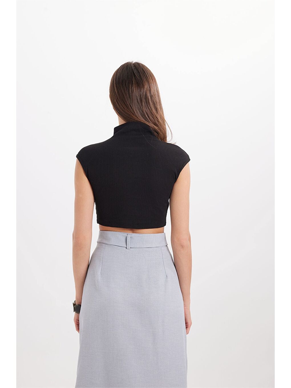 Kadın Slim Fit Dar Kesim Pamuklu Dik Yaka Sıfır Kol Siyah  Crop Bluz-5