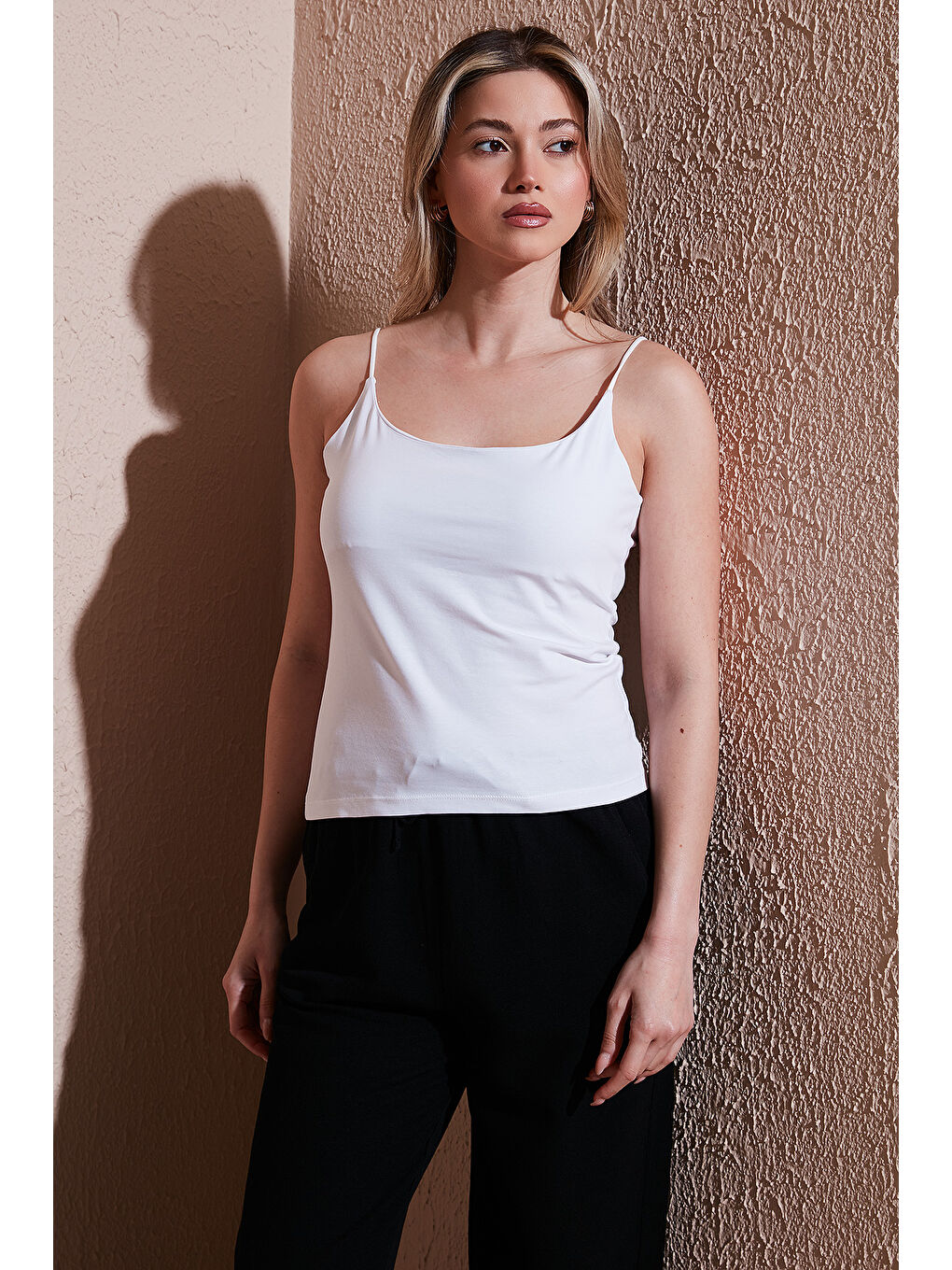 Beyaz Pamuklu Slim Fit Yuvarlak Yaka Kadın Atlet 25Y0257K1-3