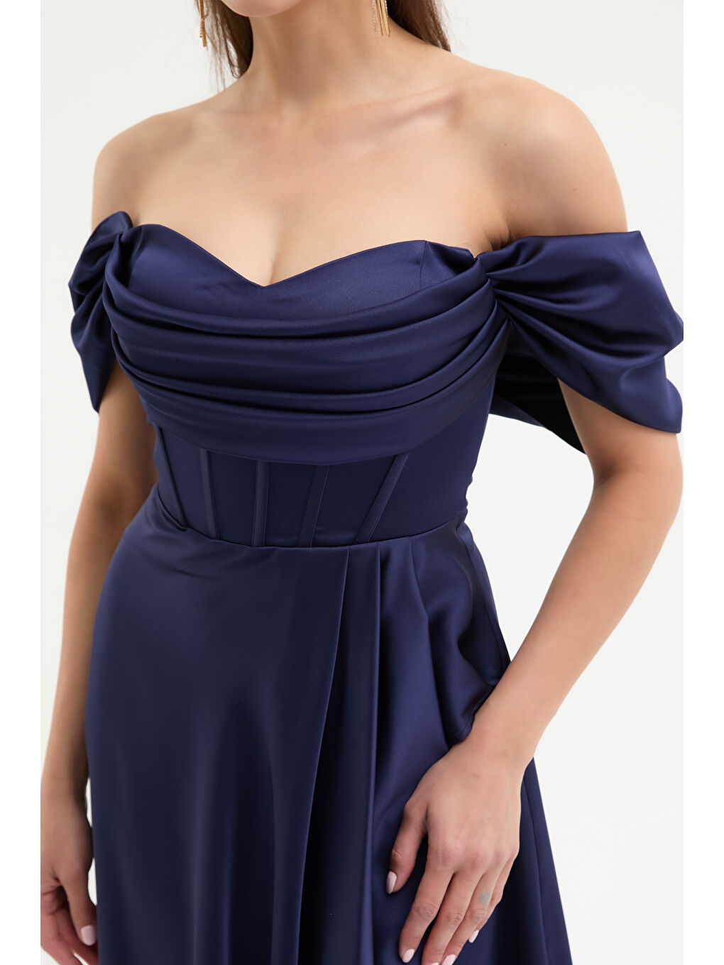 Kadın Lacivert Kayık Yaka Volanlı Uzun Saten Abiye Elbise-3