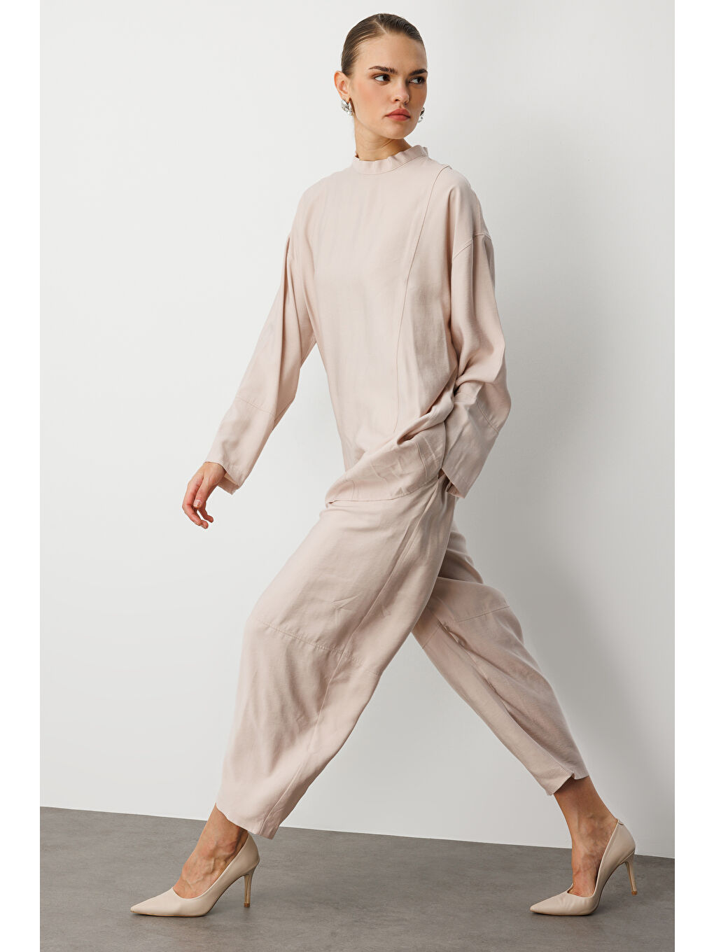 Oversize Yüksek Yaka Modal Karışımlı Bej Rengi Tunik-1