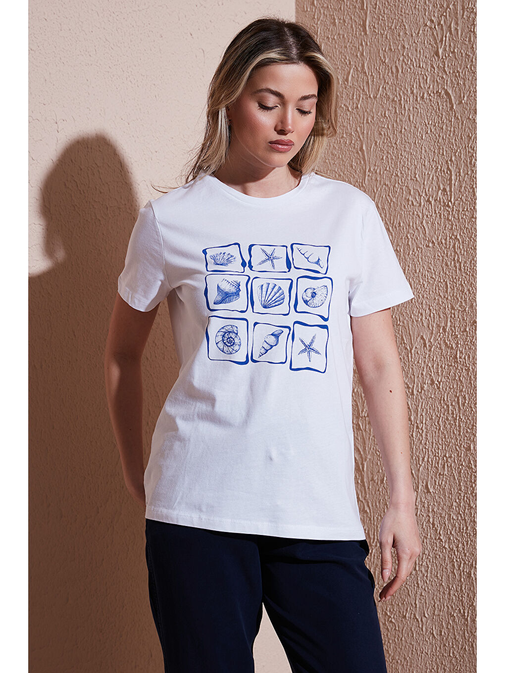 Beyaz Baskılı % 100 Pamuk Regular Fit Bisiklet Yaka Kadın T Shirt 25Y0395K1