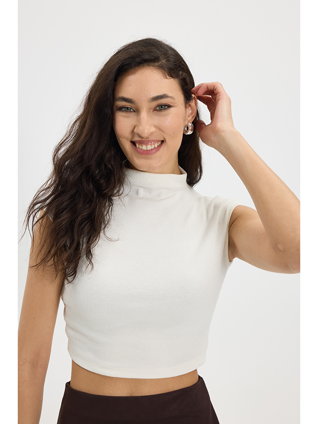 Kadın Slim Fit Dar Kesim Pamuklu Dik Yaka Sıfır Kol Ekru Crop Bluz-2