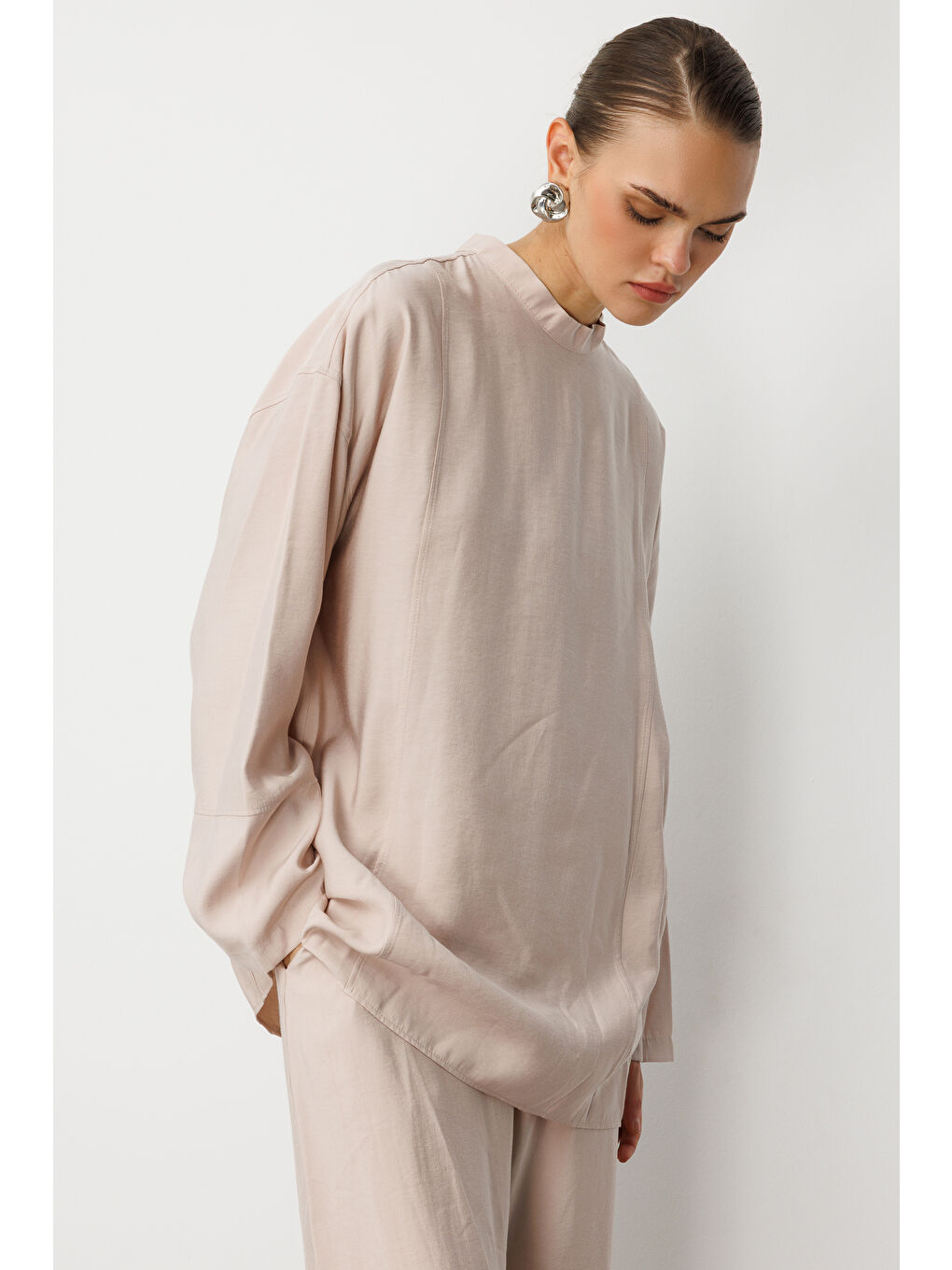 Oversize Yüksek Yaka Modal Karışımlı Bej Rengi Tunik-4