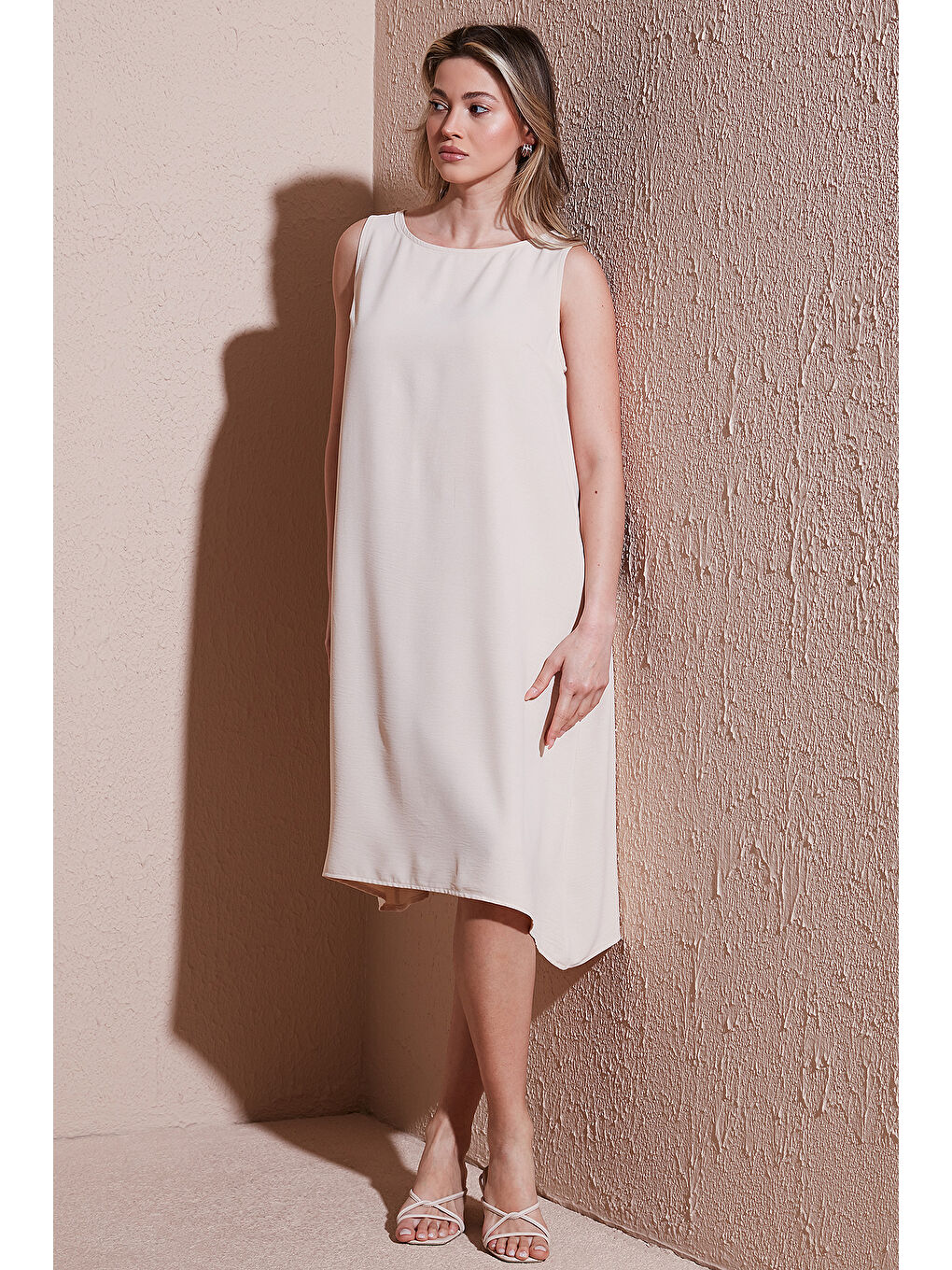 Bej Regular Fit Bisiklet Yaka Kolsuz Volanlı Kadın Elbise 25Y0630K1-1