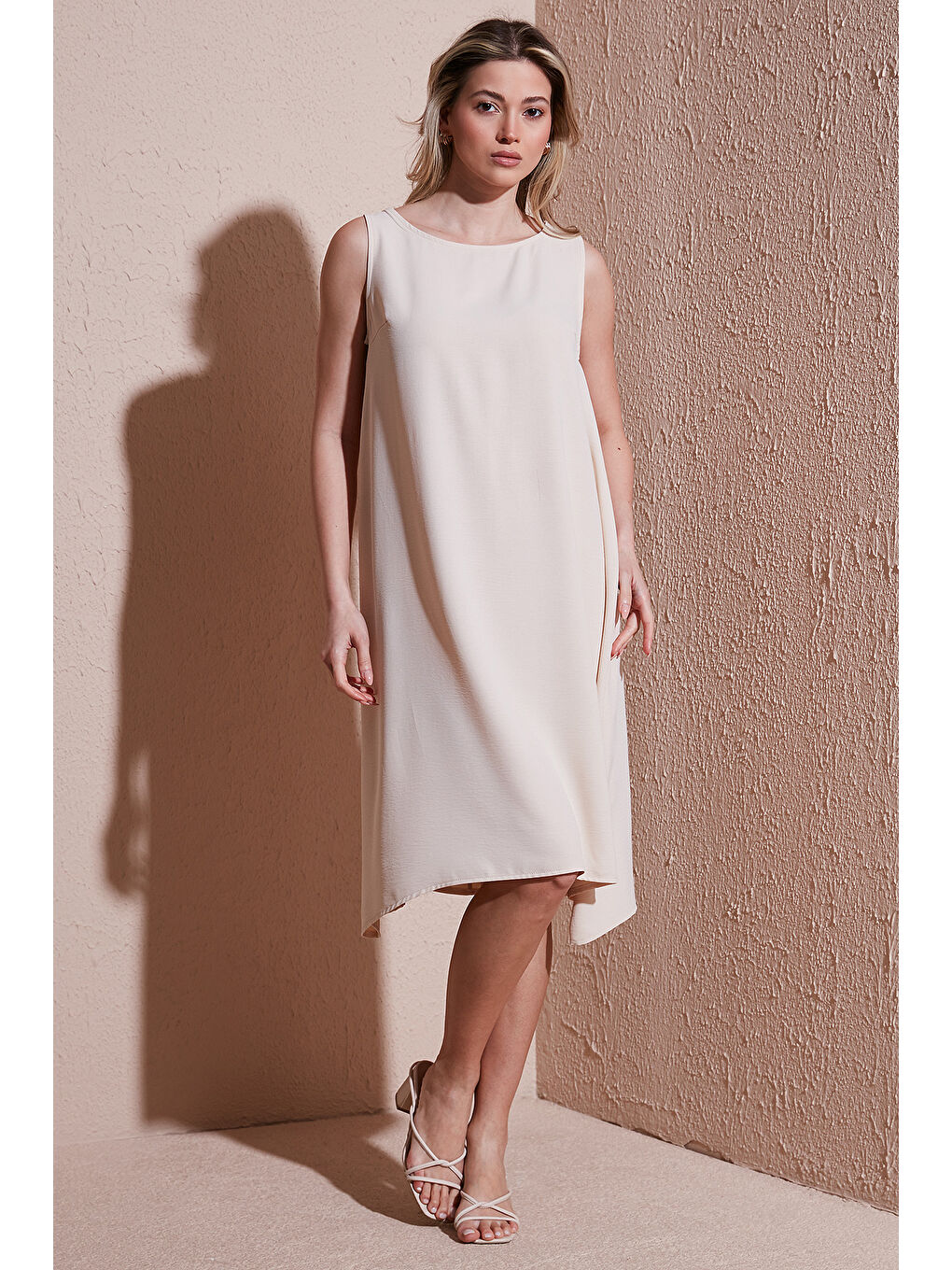 Bej Regular Fit Bisiklet Yaka Kolsuz Volanlı Kadın Elbise 25Y0630K1-2