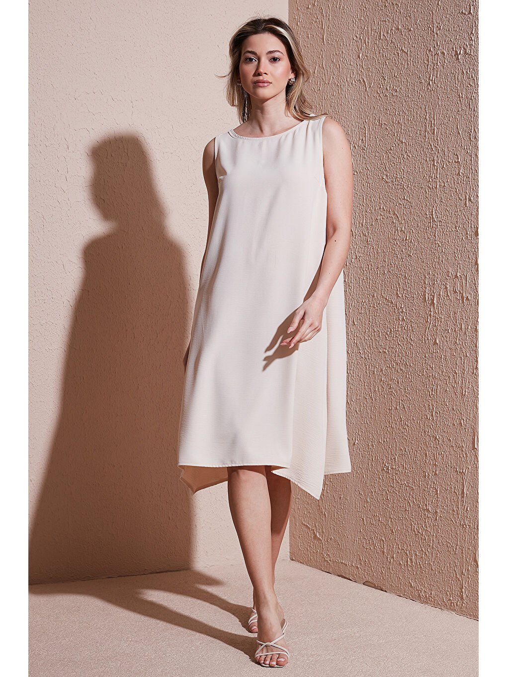 Bej Regular Fit Bisiklet Yaka Kolsuz Volanlı Kadın Elbise 25Y0630K1-3