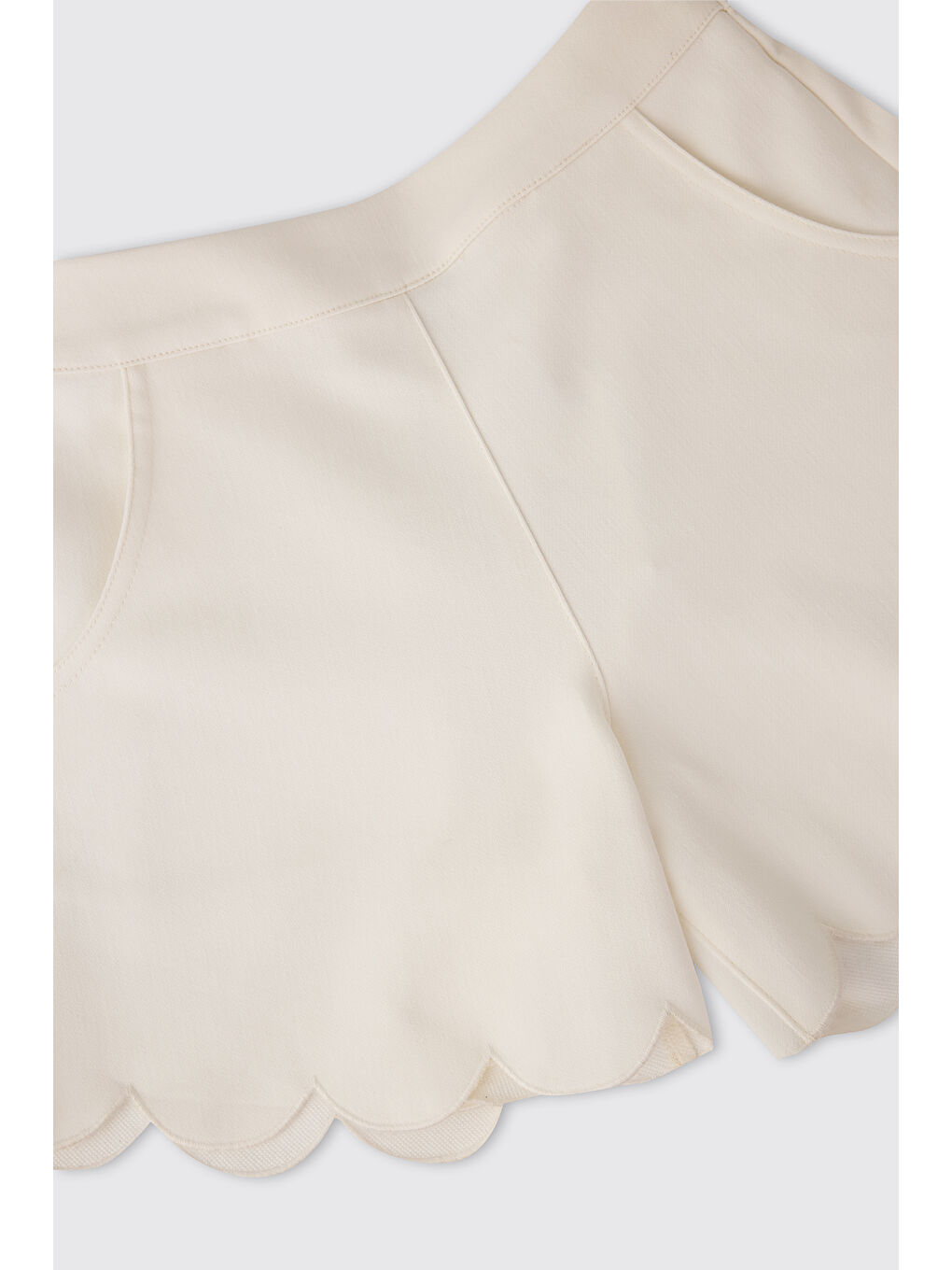 Kız Çocuk Paçası Dilimli Beyaz Şort-2