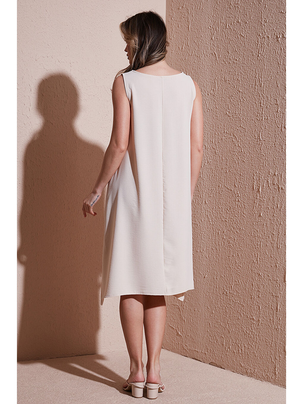 Bej Regular Fit Bisiklet Yaka Kolsuz Volanlı Kadın Elbise 25Y0630K1-4