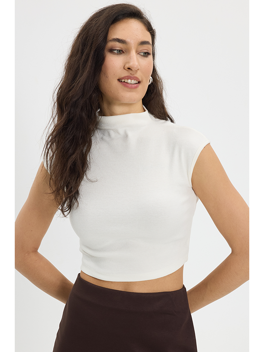Kadın Slim Fit Dar Kesim Pamuklu Dik Yaka Sıfır Kol Ekru Crop Bluz-6