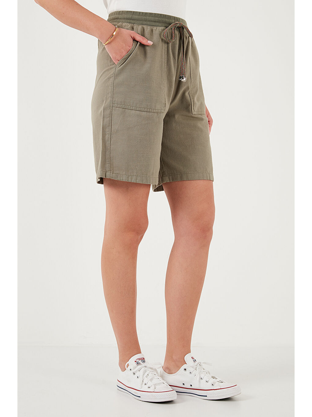 Haki Pamuklu Relaxed Fit Yüksek Bel Cepli Kadın Mini Şort 668YP5384-2