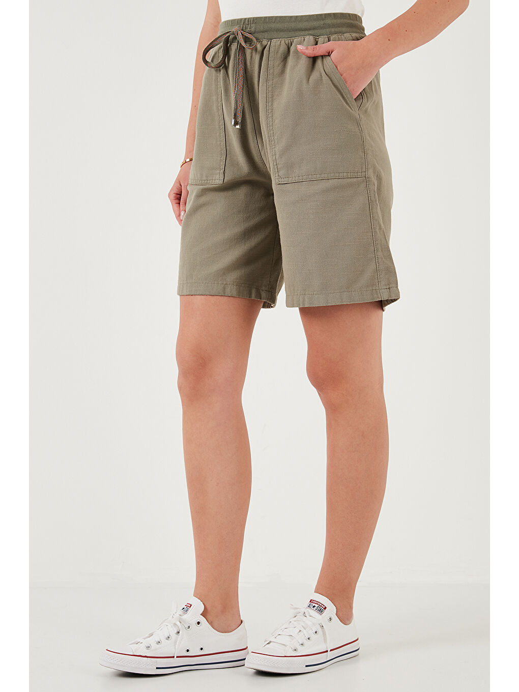 Haki Pamuklu Relaxed Fit Yüksek Bel Cepli Kadın Mini Şort 668YP5384-3