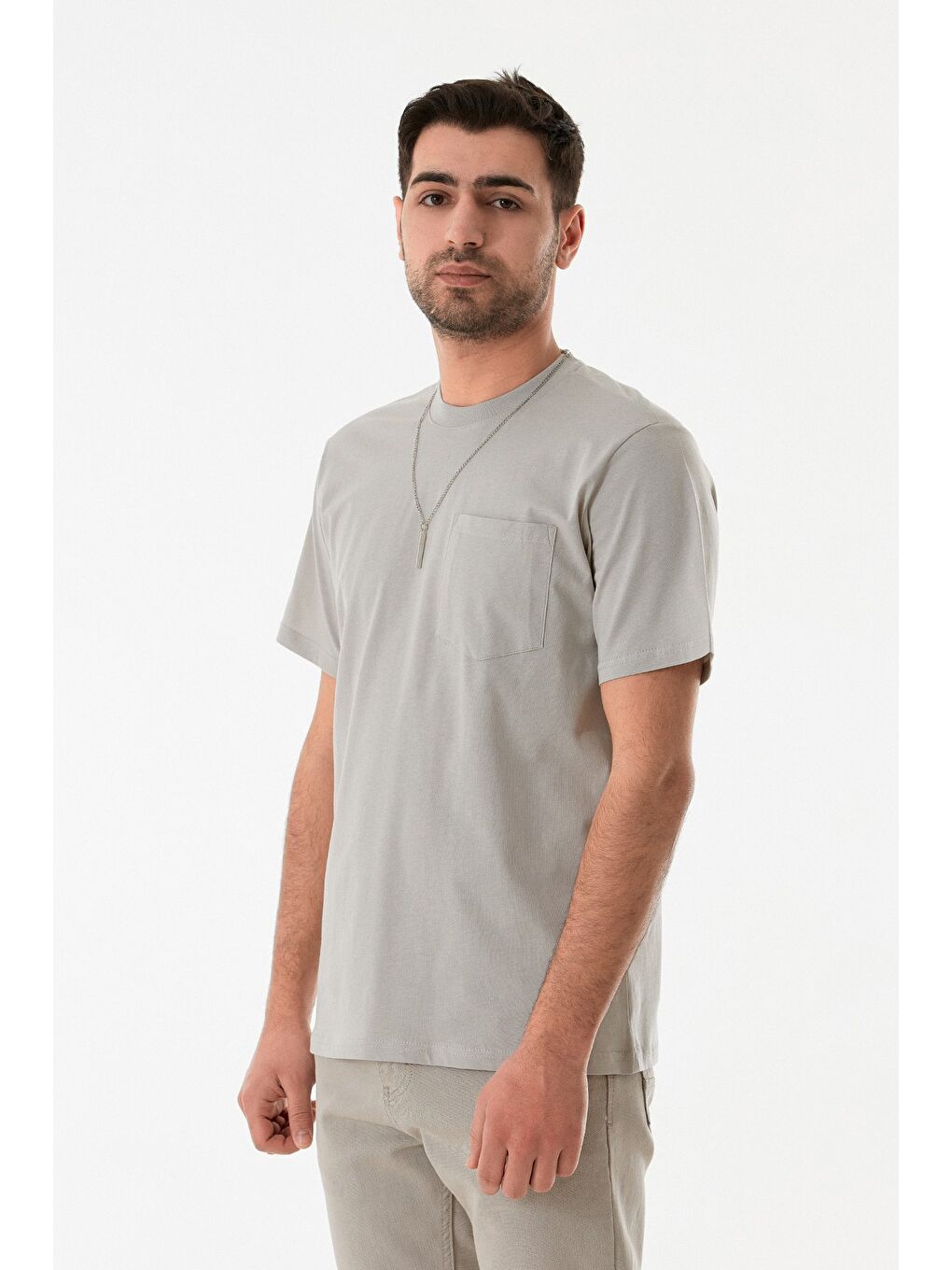 Gri Cepli Kolye Detaylı Bisiklet Yaka Tişört