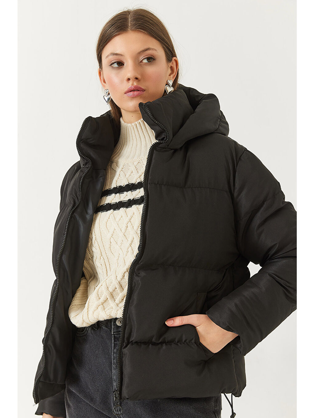 Siyah Kadın Çift Cepli Kapüşonlu Etek Ucu Lastikli Şişme Mont-1