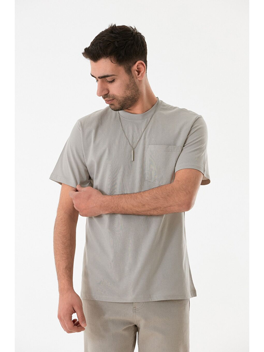 Gri Cepli Kolye Detaylı Bisiklet Yaka Tişört-3