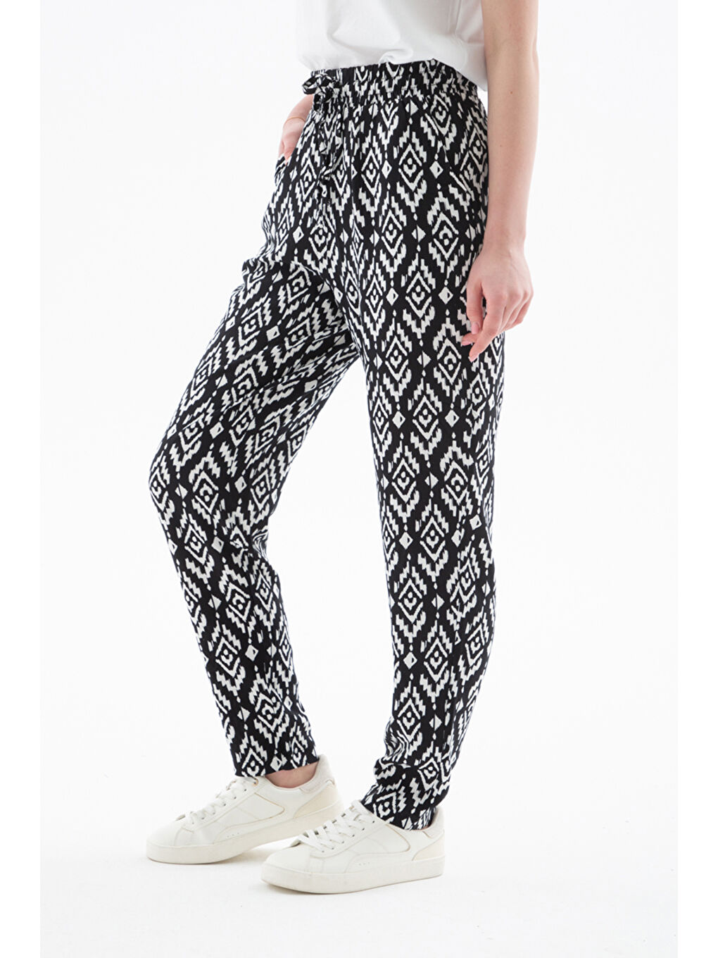 Siyah Relaxed Fit Lastikli Bel Desenli Kadın Pantolon 25Y0843K1-1