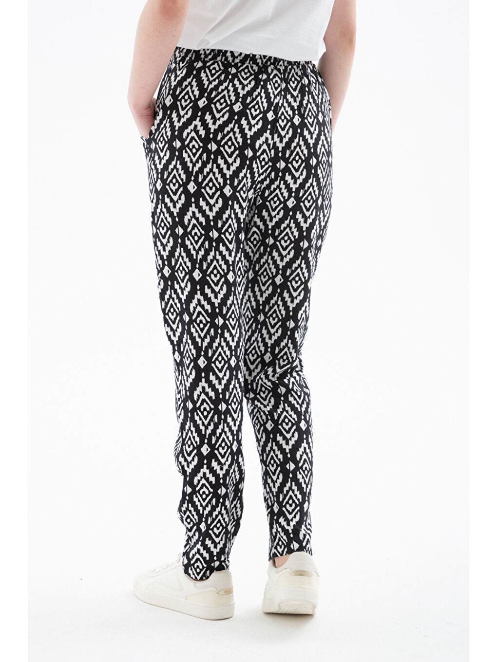 Siyah Relaxed Fit Lastikli Bel Desenli Kadın Pantolon 25Y0843K1-3