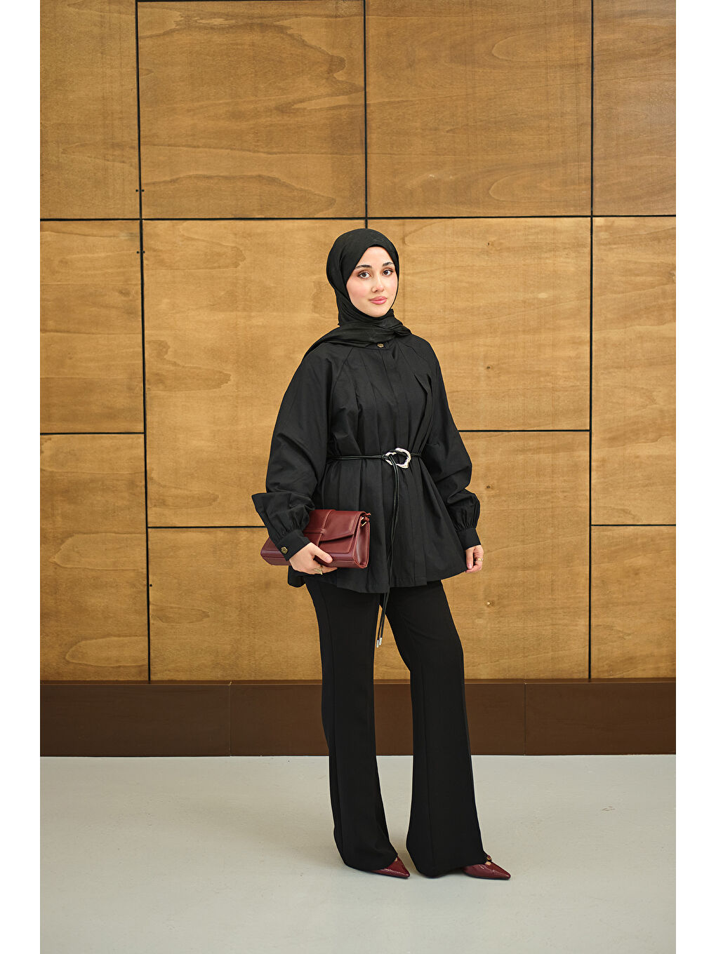 Kadın Hakim Yaka Pile Detay Çiçek Düğmeli Deri İp Kemerli Regular Poplin Gömlek Siyah-1