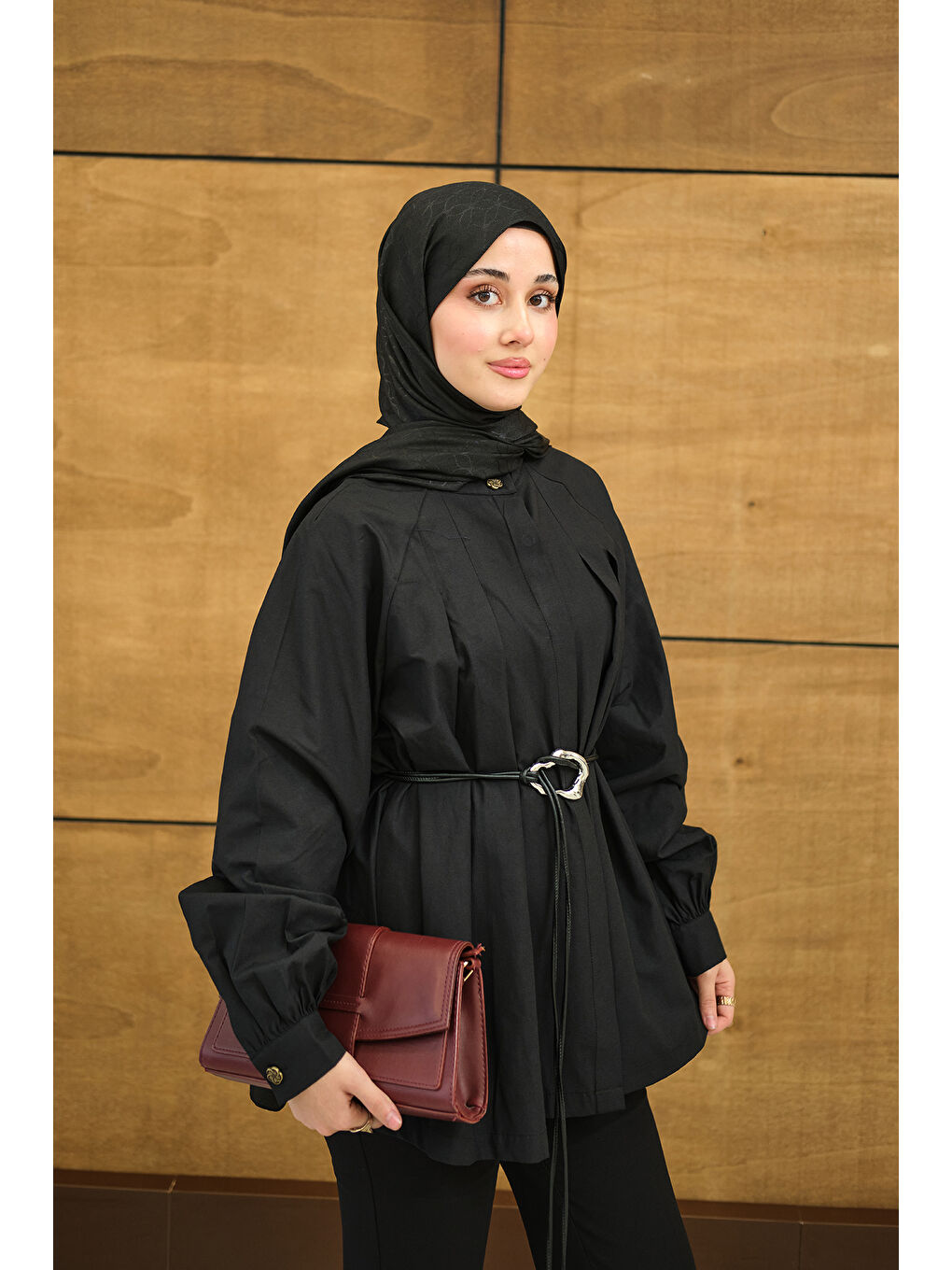 Kadın Hakim Yaka Pile Detay Çiçek Düğmeli Deri İp Kemerli Regular Poplin Gömlek Siyah-2