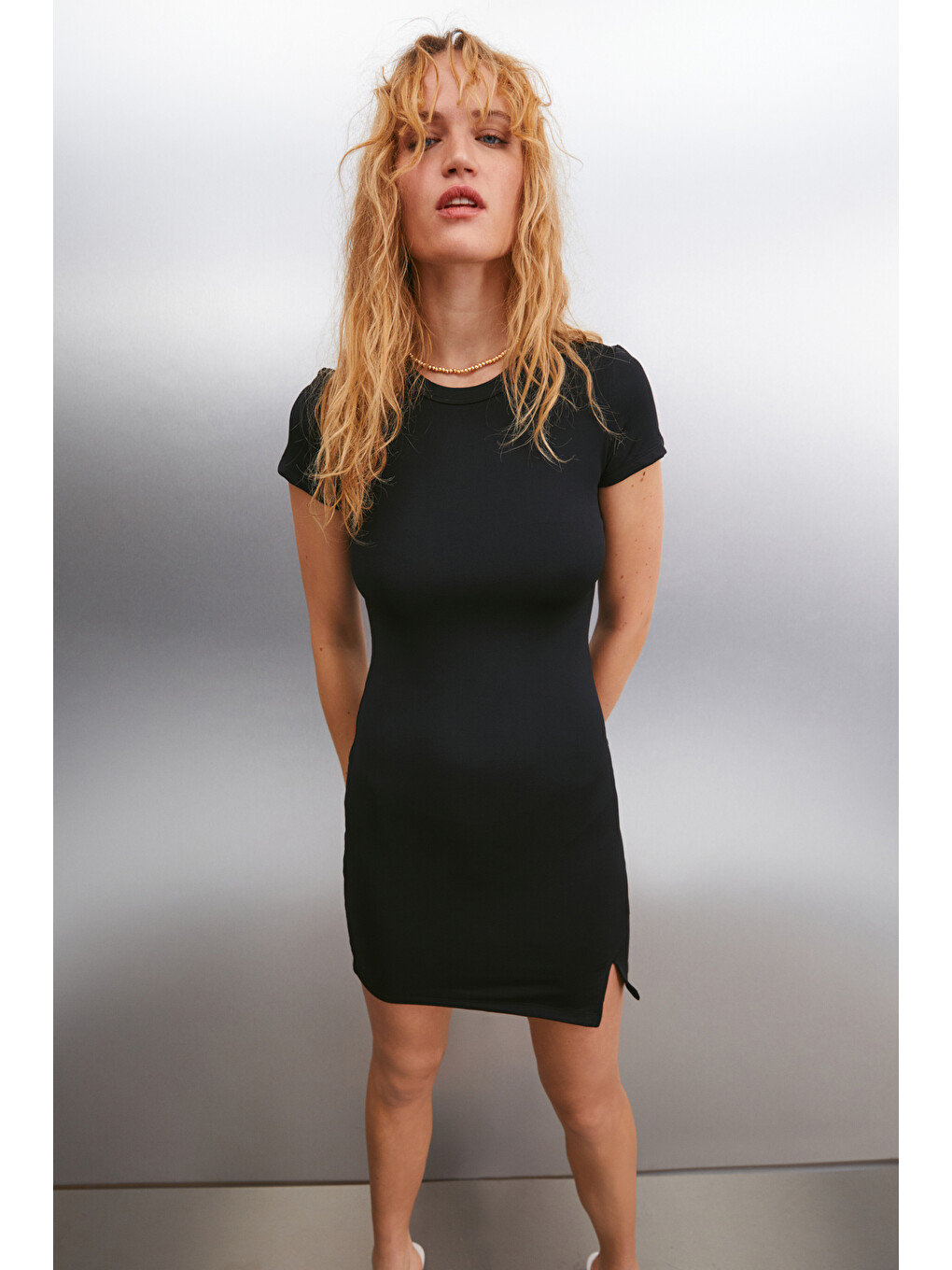 Abby Kadın Vücüda Oturan Bodycon Yarı Parlak Esnek Kumaşlı Yırtmaçlı Mini Siyah Elbise-1