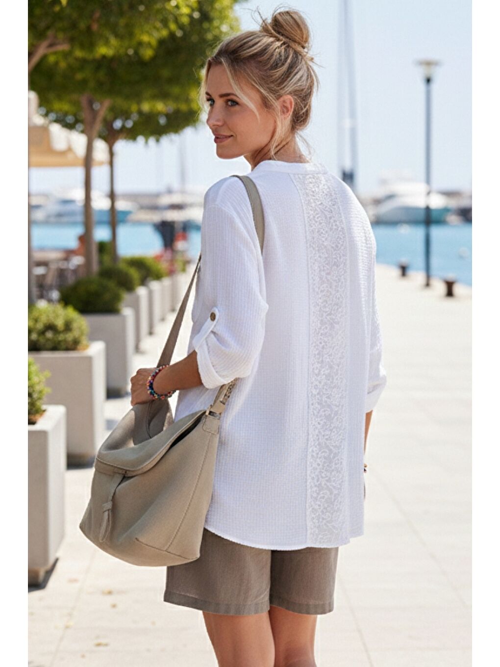 Beyaz Hakim Yaka Düğmeli 3/4 Kol Çift Cepli Arkası Fistolu Casual Müslin Salaş Dokuma Gömlek 74 65-1