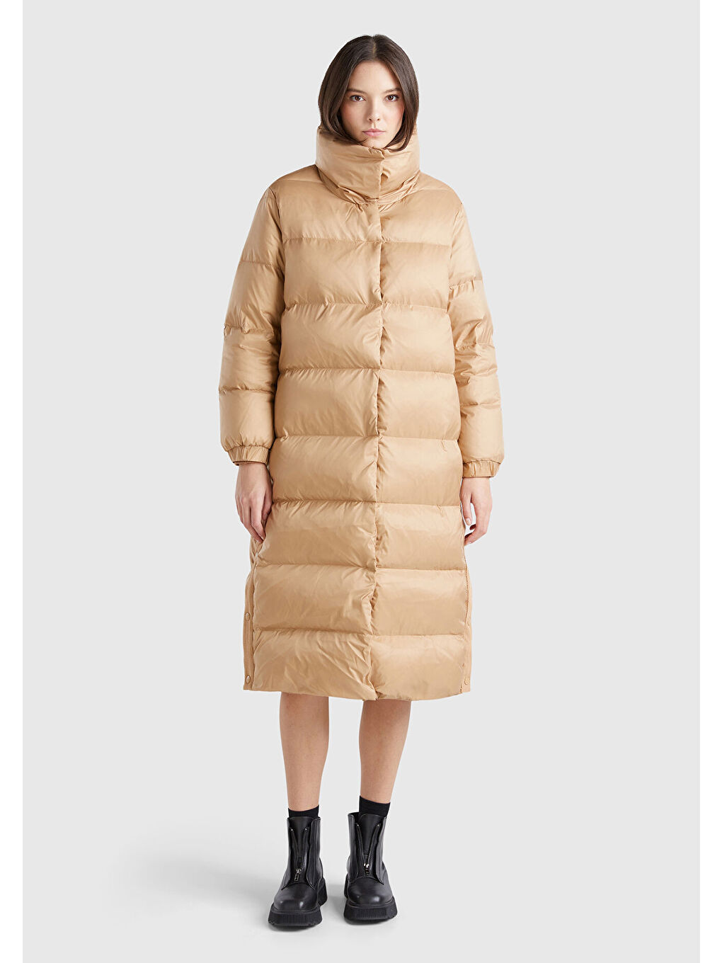 Kadın Bej Kaz Tüyü Dolgulu Düğme Kapamalı Yüksek Yaka Uzun Şişme Mont-1