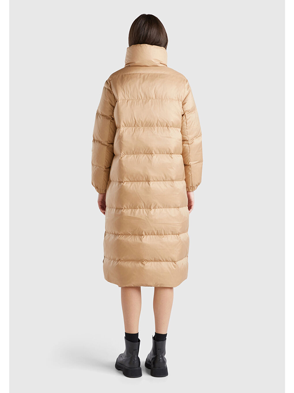 Kadın Bej Kaz Tüyü Dolgulu Düğme Kapamalı Yüksek Yaka Uzun Şişme Mont-2