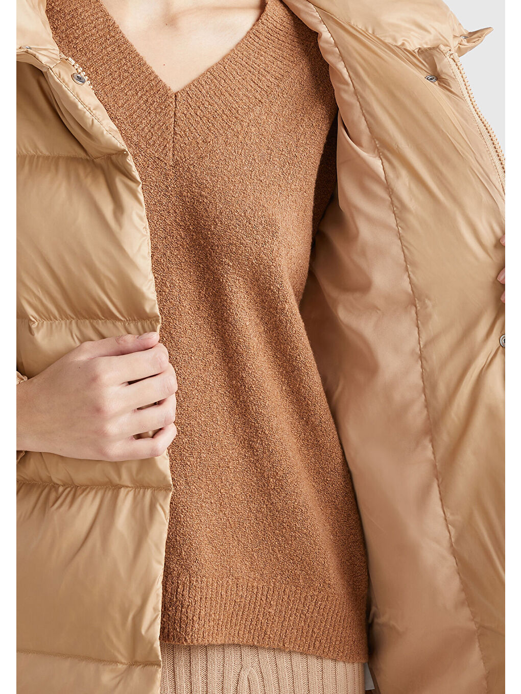 Kadın Bej Kaz Tüyü Dolgulu Düğme Kapamalı Yüksek Yaka Uzun Şişme Mont-3