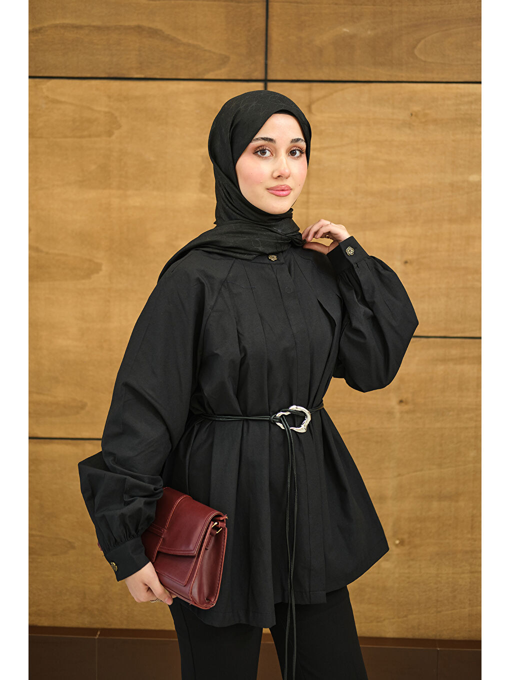 Kadın Hakim Yaka Pile Detay Çiçek Düğmeli Deri İp Kemerli Regular Poplin Gömlek Siyah-4