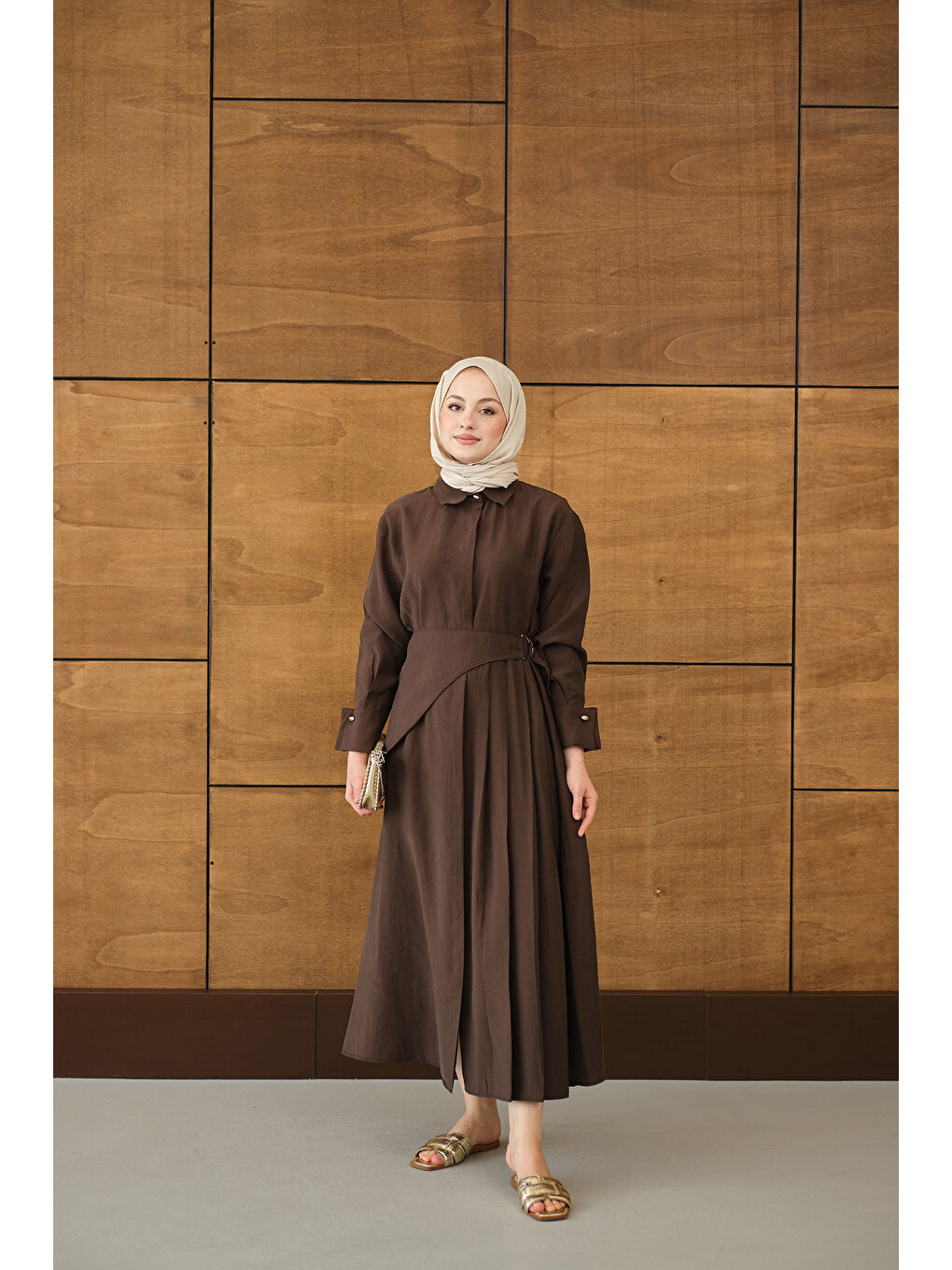 Kadın Pileli Kemer Bağlamalı Boydan Düğmeli Elbise Kahverengi