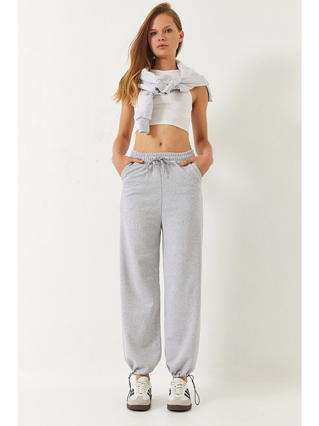 Gri Kadın Bel ve Paça Lastikli Cepli Eşofman Altı