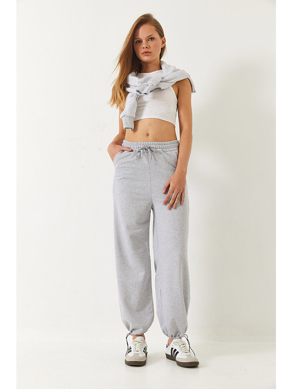 Gri Kadın Bel ve Paça Lastikli Cepli Eşofman Altı-1