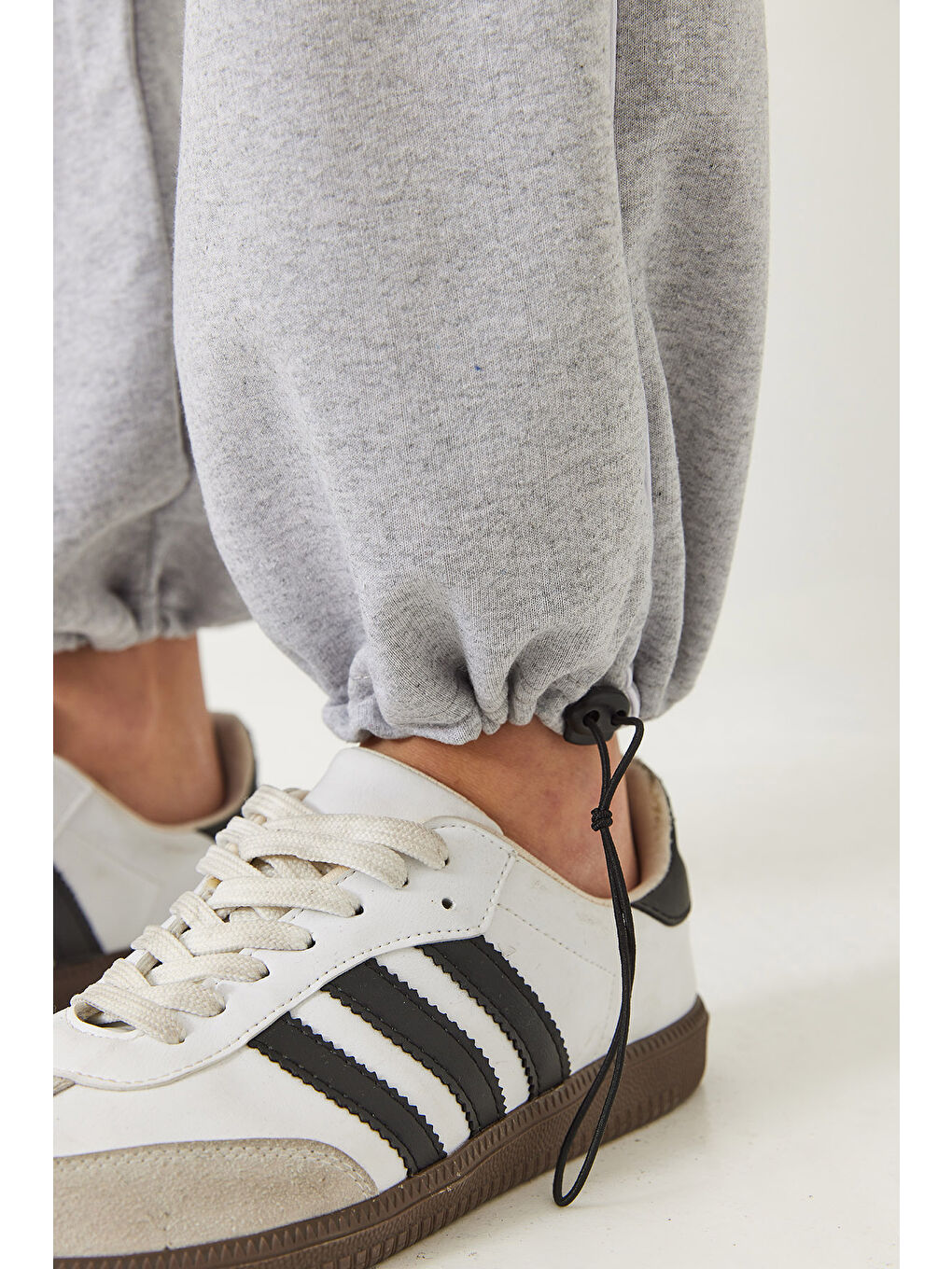 Gri Kadın Bel ve Paça Lastikli Cepli Eşofman Altı-4